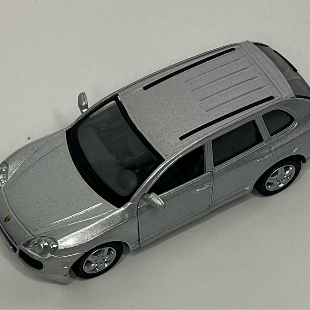 Silver diecast, Porsche Cayenne turbo SUV 1/24 scale
